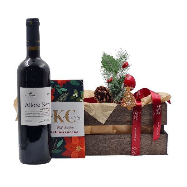 Ξύλινη Σύνθεση Δώρου με Μία Φιάλη και Gourmet Προϊόντα – 33×12×12 cm.